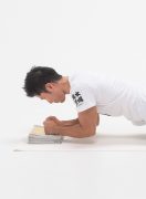 肘を浮かせてプランクで30秒キープ。 できないヤツにTシャツを着る資格なし。 肘を浮かせてプランクで30秒キープ。 できないヤツにTシャツを着る資格なし。