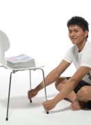 椅子に『ターザン』を5冊乗せて、床に座ったままで高く持ち上げてみよ! 椅子に『ターザン』を5冊乗せて、床に座ったままで高く持ち上げてみよ!