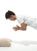 腕立て伏せの姿勢からジャンプ。 高く飛んで両手を空中で2回叩けるか? 腕立て伏せの姿勢からジャンプ。 高く飛んで両手を空中で2回叩けるか?