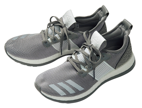 ピュアブースト ZG メッシュ/adidas クッション性と反発性に優れた「BOOST フォーム」をフルレングスで搭載した汎用性の高いモデル。爪先のスリーストライプスがリフレクタープリントになっている。12,500円。(問)アディダス ジャパン(TEL)0570・033・033。