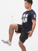 太腿にペットボトルを乗せ片足立ち。そのままスクワットするのじゃ! 太腿にペットボトルを乗せ片足立ち。そのままスクワットするのじゃ!