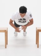 腕立て伏せの姿勢から、両脇に置いた椅子に飛び移れるか? 腕立て伏せの姿勢から、両脇に置いた椅子に飛び移れるか?