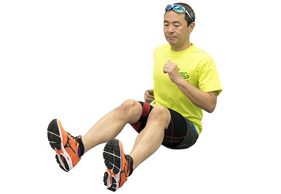 床に長座して膝を軽く曲げ、腕を振りながら左右のお尻を使って前進。
