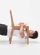 椅子の下に潜って、30秒間ぶら下がれるか? 椅子の下に潜って、30秒間ぶら下がれるか?