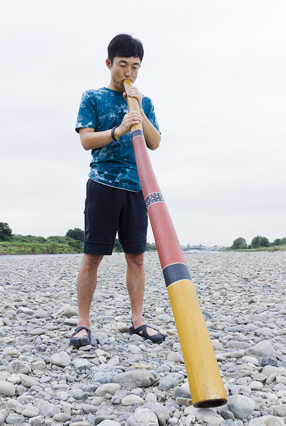 一日の練習は平均して3時間。ライブの前には半日練習することも。場所は自宅か近所の河川敷。「自然の中で吹くとますます気持ちがいい。屋内とは響きも違います」。
