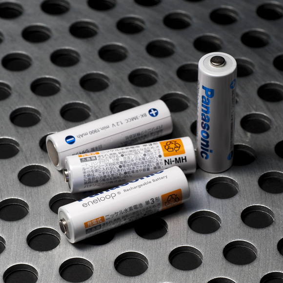 《エネループ・スタンダードモデル単3形》。ニッケル水素電池、4本入り1,100円(編集部調べ)。http://panasonic.jp/battery/charge/