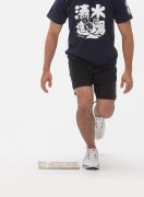 『ターザン』を片足で横っ飛び。 着地をビシッと決めて止まれるか? 『ターザン』を片足で横っ飛び。 着地をビシッと決めて止まれるか?