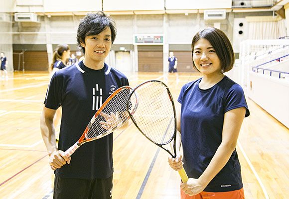 西村昭彦さん(左)/クロスミントン日本代表、日本総合代理店スピードミントン®ジャパン勤務。昨年のジャパンオープンでは、世界チャンピオンを抑え優勝。 ライター・クロサワ(右)/本誌ライター。普段からランニングやトレランでカラダは動かしているものの、ラケットスポーツは遊びでかじったことがある程度。