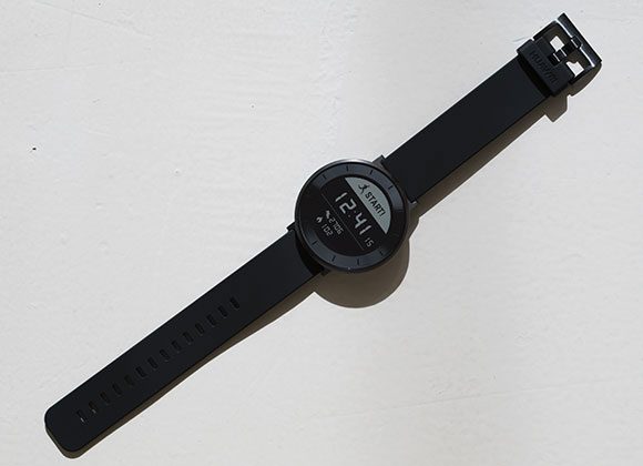 HUAWEI FIT ケースサイズ:直径39.5×厚み9.9mm、重さ:35g、素材:ゴリラガラス、アルミニウムケース、TPUストラップ、ディスプレイ:メモリ液晶、タッチスクリーン、208×208、200ppi、1.04インチ、カラーラインナップ:ブラック、オレンジ、バッテリー:80mAh、連続使用最大6日間、待ち受け最大30日間、スマホ通知機能:着信、テキストメッセージ、スケジュール、防水:5気圧、センサー:6軸センサー、PPGセンサー、CAPセンサー、環境照明センサー、価格:15,800円(編集部調べ)。