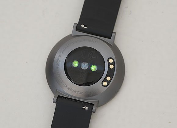 裏蓋に搭載されたセンサーからLED光を照射、血管の血液量の変化を測定。心拍に伴う脈波を捉えて心拍数を瞬時に推定してくれる。