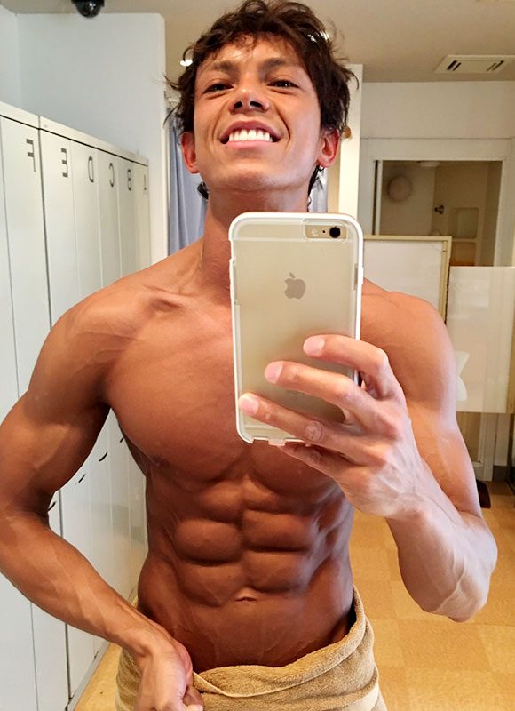 トレーニングや食事の内容を記録し、自分のボディを要所要所で写メで撮る。こうしたレコーディングがモチベーションに。