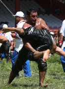男たちが油まみれでぶつかり合う! オイルレスリング in トルコ 男たちが油まみれでぶつかり合う! オイルレスリング in トルコ