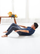 寝っころがりながら、腹直筋をトレーニング。 寝っころがりながら、腹直筋をトレーニング。