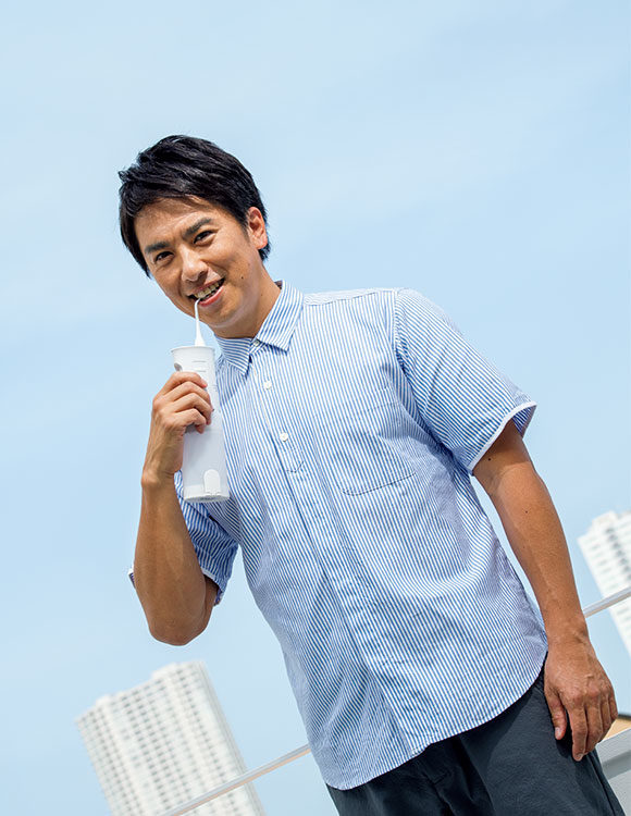 携帯モデルを使う飯沼さん