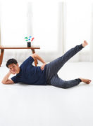 寝っころがりながら、尻をトレーニング。 寝っころがりながら、尻をトレーニング。
